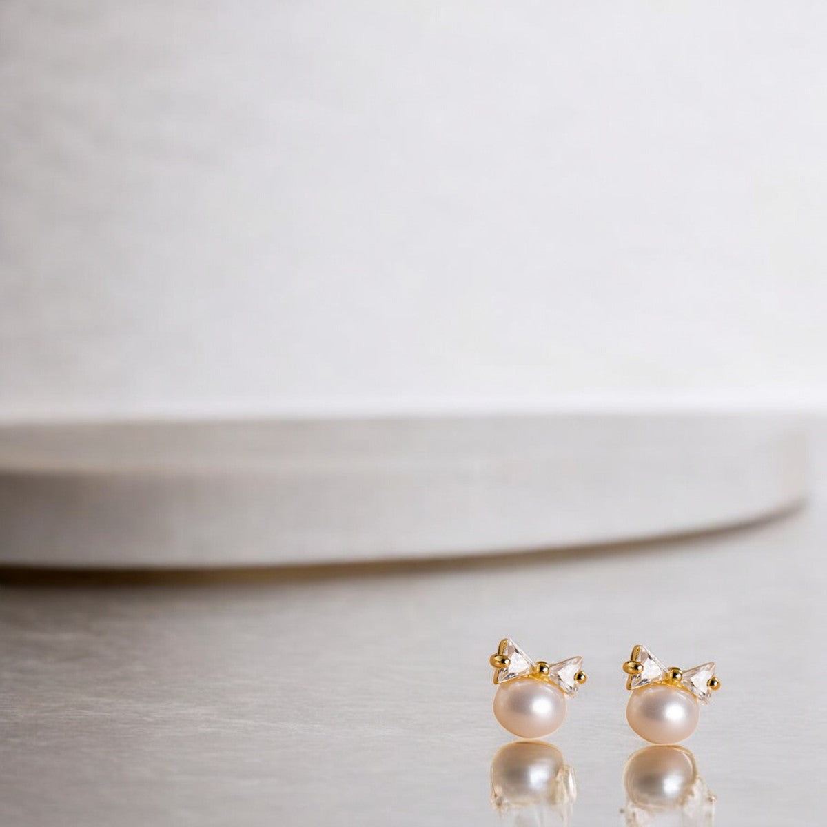 Bow-tiful Pearl Stud Earrings Gold 2