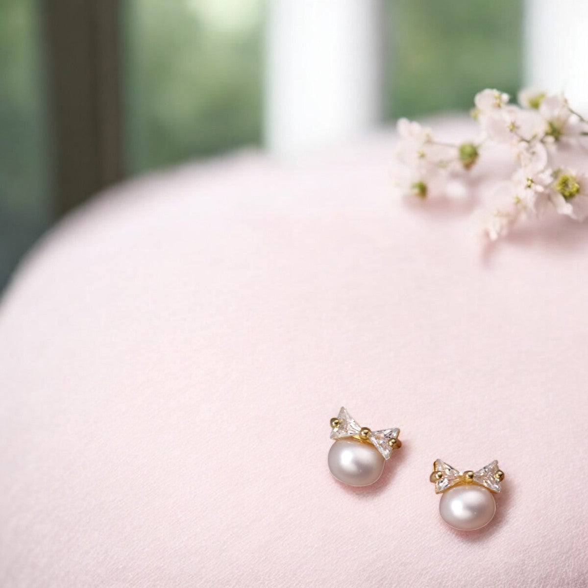 Bow-tiful Pearl Stud Earrings Gold 3