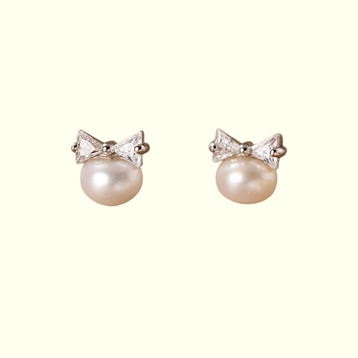 Bow-tiful Pearl Stud Earrings silver 1