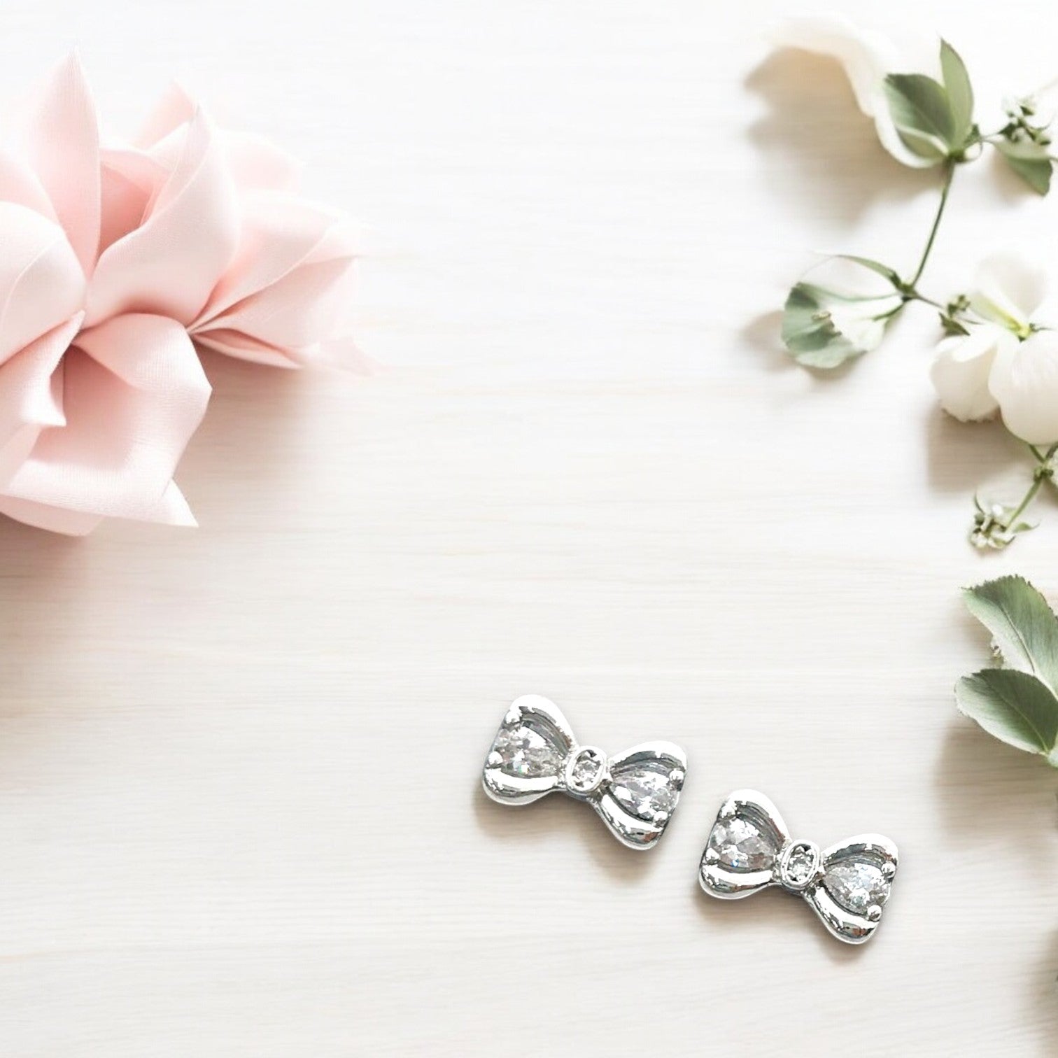 Gleaming Bow Studs Silver 1